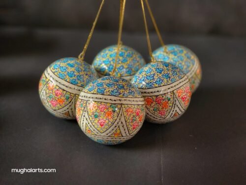 Christmas
Basket with Art Deco Balls