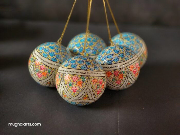 Christmas
Basket with Art Deco Balls